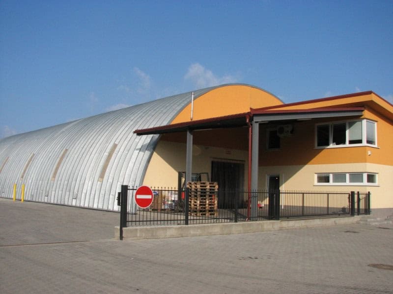 Ocelová oblouková montovaná skladová hala s administrativní částí a nakládací rampou, realizace HUPRO SYSTEMS SE