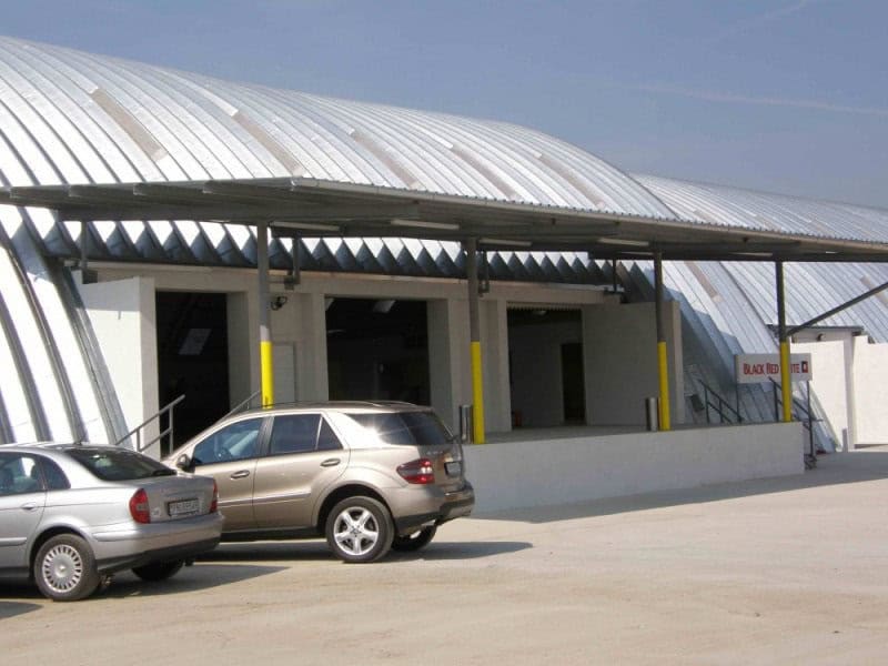 Ocelová oblouková montovaná skladová hala s nakládací rampou a zastřešeným manipulačním prostorem, realizace HUPRO SYSTEMS SE