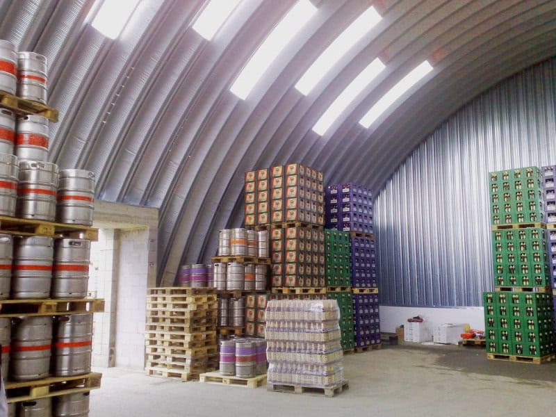 Ocelová oblouková montovaná skladová hala pro skladování sudů a nápojových přepravek, realizace HUPRO SYSTEMS SE