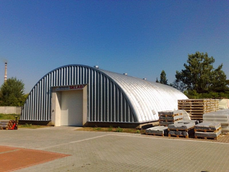 Ocelová oblouková montovaná skladová hala s rolovacími vraty a venkovním manipulačním prostorem, realizace HUPRO SYSTEMS SE