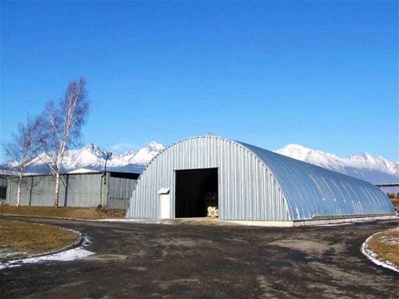 Exteriér ocelové obloukové montované skladové haly v horském prostředí, realizace HUPRO SYSTEMS SE