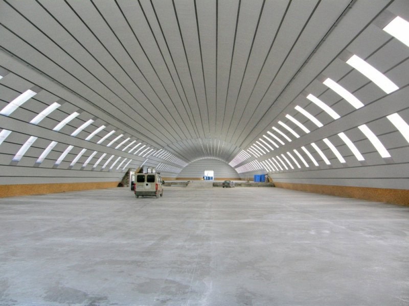 Interiér ocelové obloukové montované skladové haly s velkým otevřeným prostorem, realizace HUPRO SYSTEMS SE