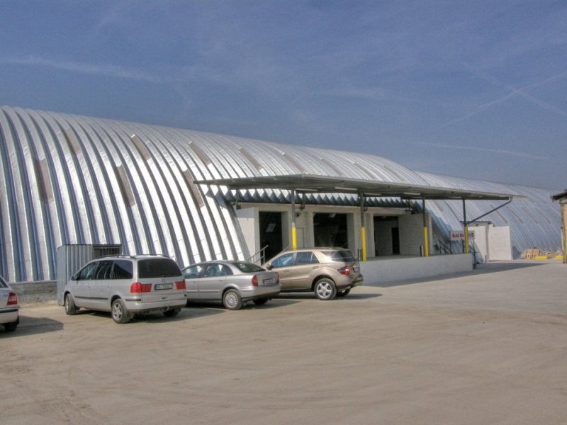 Ocelová oblouková montovaná skladová hala s nakládací rampou a parkovištěm, realizace HUPRO SYSTEMS SE