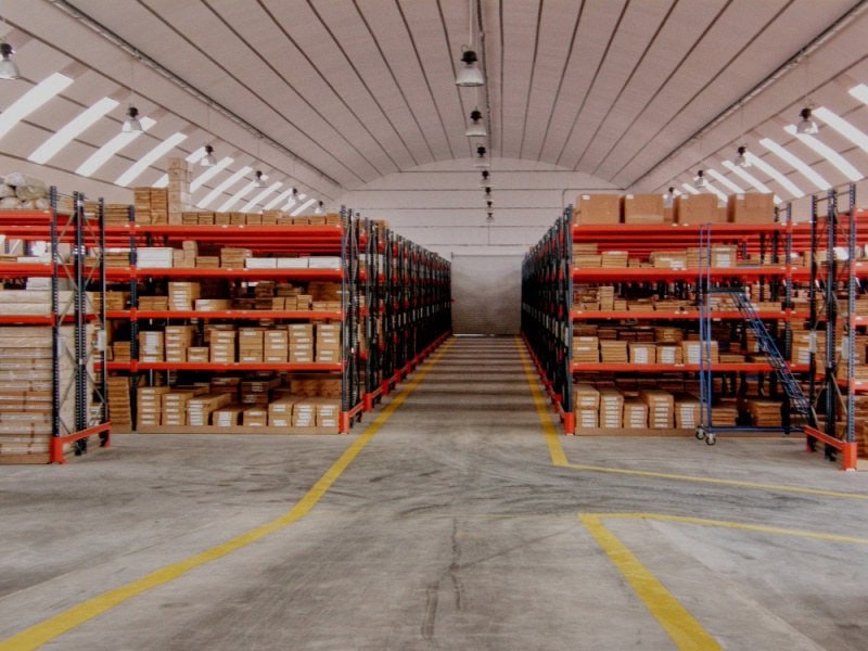 Interiér ocelové obloukové montované skladové haly s regálovým systémem, realizace HUPRO SYSTEMS SE