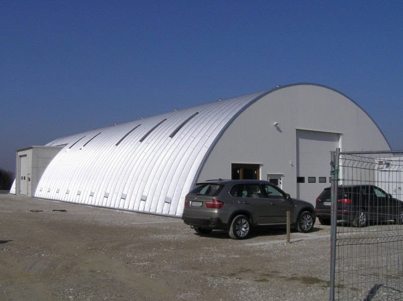 Exteriér ocelové obloukové montované skladové haly s parkovištěm, realizace HUPRO SYSTEMS SE