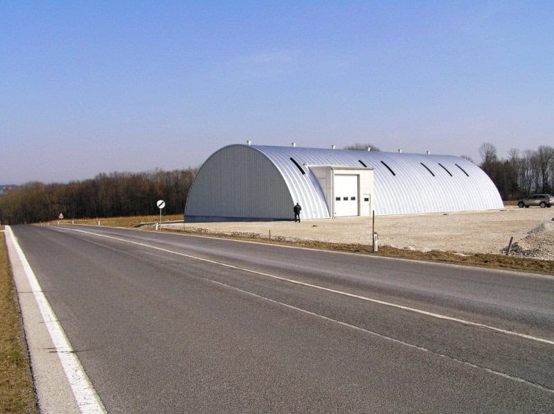 Ocelová oblouková montovaná skladová hala u silnice, realizace HUPRO SYSTEMS SE