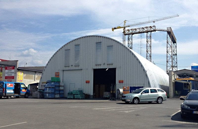 Ocelová oblouková montovaná skladová hala v průmyslovém areálu, realizace HUPRO SYSTEMS SE