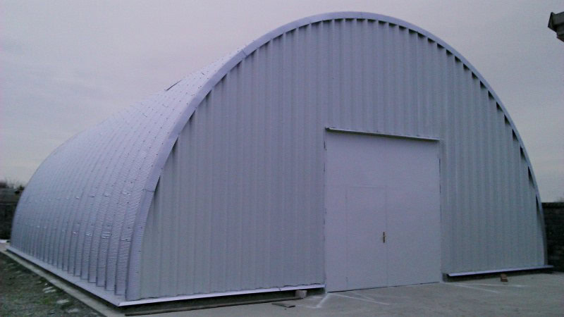 Ocelová oblouková montovaná skladová hala s dvoukřídlými vraty, realizace HUPRO SYSTEMS SE