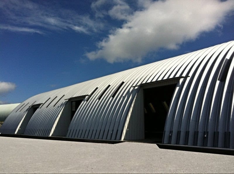 Ocelová oblouková montovaná skladová hala s otevřenými vraty a prosvětlením, realizace HUPRO SYSTEMS SE