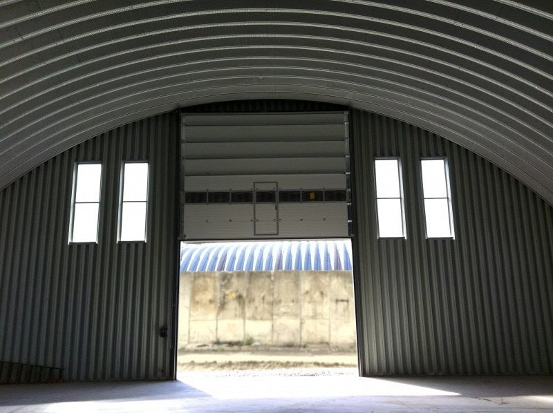 Interiér ocelové obloukové skladové haly s průmyslovými vraty a prosvětlením, realizace HUPRO SYSTEMS SE