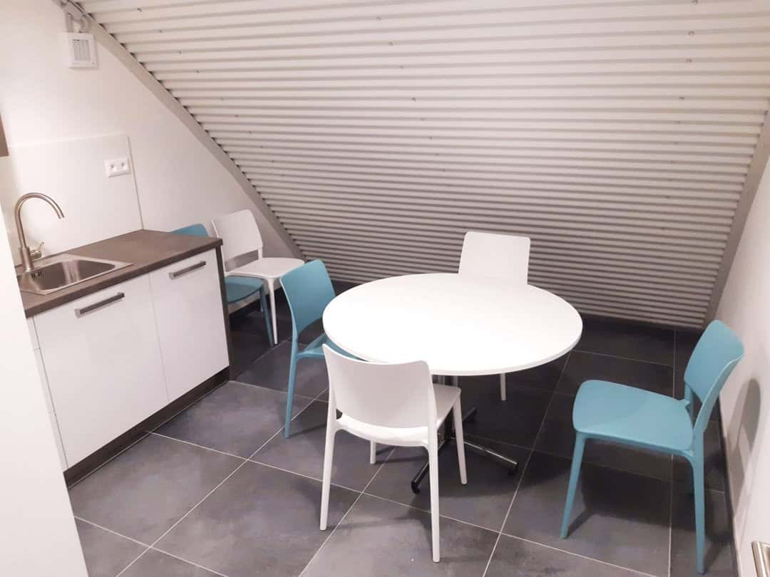 Zázemí skladové haly s kuchyňkou a posezením pro zaměstnance, realizace HUPRO SYSTEMS SE