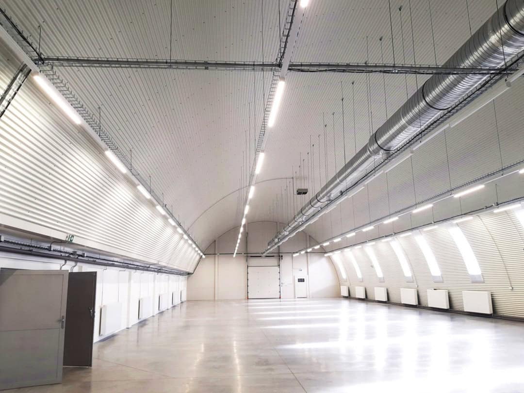 Skladová hala s obloukovou ocelovou konstrukcí, světlíky a ventilačním systémem, realizace HUPRO SYSTEMS SE