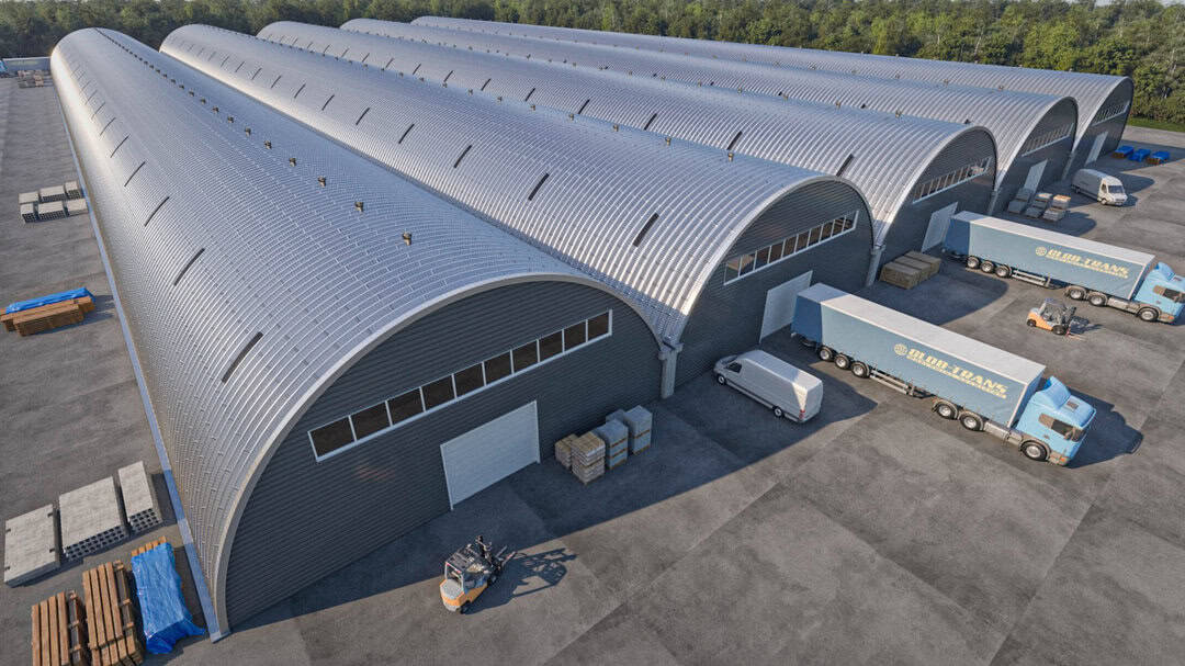 Obloukové ocelové montované skladové haly v logistickém areálu s nákladními vozy a vysokozdvižnými vozíky, realizace HUPRO SYSTEMS SE