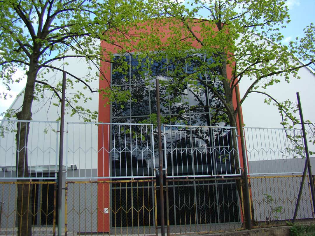 Montovaná ocelová víceúčelová sportovní hala Bielostok s proskleným průčelím a moderní obloukovou konstrukcí. Realizovala společnost HUPRO SYSTEMS SE.