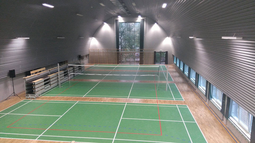 Montovaná ocelová víceúčelová sportovní hala Bielostok, interiér s badmintonovými a volejbalovými kurty. Realizace společnosti HUPRO SYSTEMS SE.