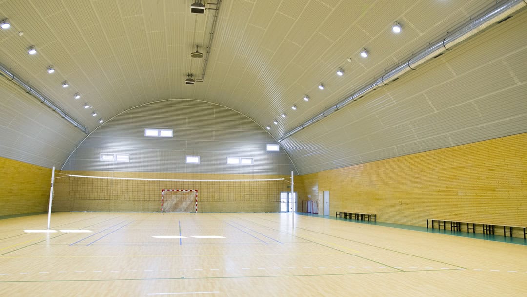 Interiér obloukové montované ocelové sportovní haly v Horní Srní postavené systémem HUPRO SYSTEMS SE