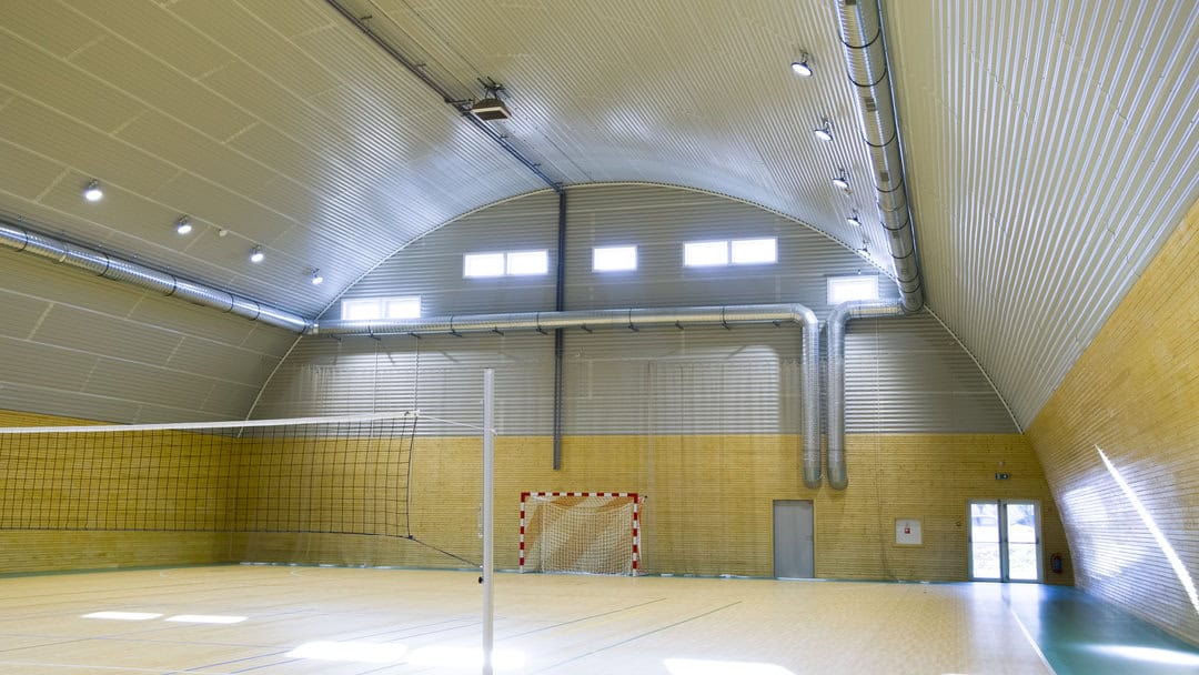 Interiér obloukové montované ocelové sportovní haly v Horní Srní s brankou, postavené systémem HUPRO SYSTEMS SE