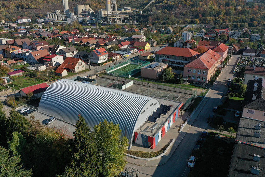 Letecký pohled na obloukovou montovanou ocelovou sportovní halu v Horní Srní postavenou systémem HUPRO SYSTEMS SE