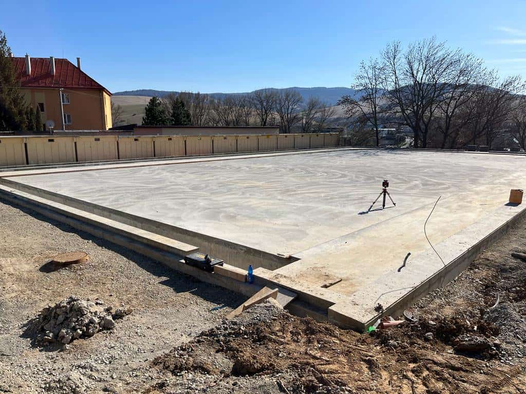 Oblouková sportovní hala Hriňová, betonová základová deska před montáží, realizace HUPRO SYSTEMS SE