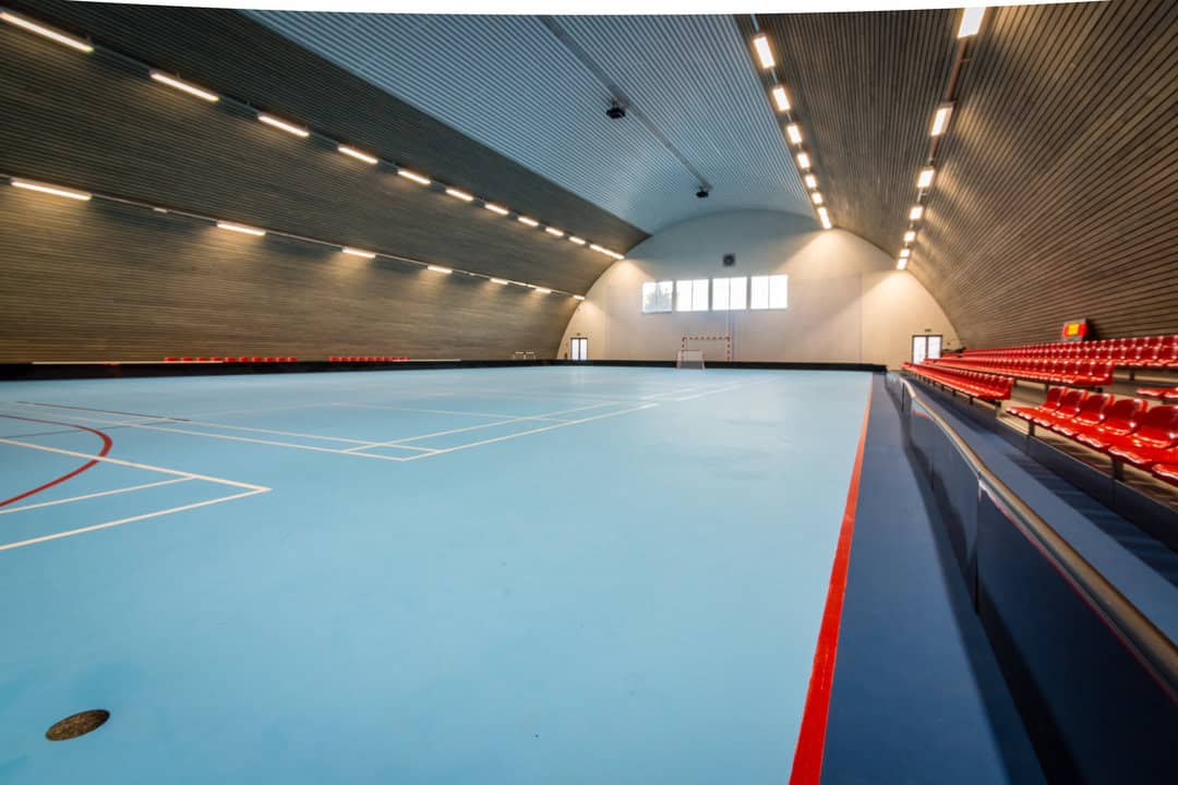 Celkový pohled na hřiště v obloukové montované ocelové sportovní hale v Kežmarku postavené systémem HUPRO SYSTEMS SE