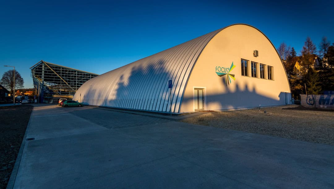 Oblouková sportovní hala v Kežmarku s logem Focus postavená systémem HUPRO SYSTEMS SE