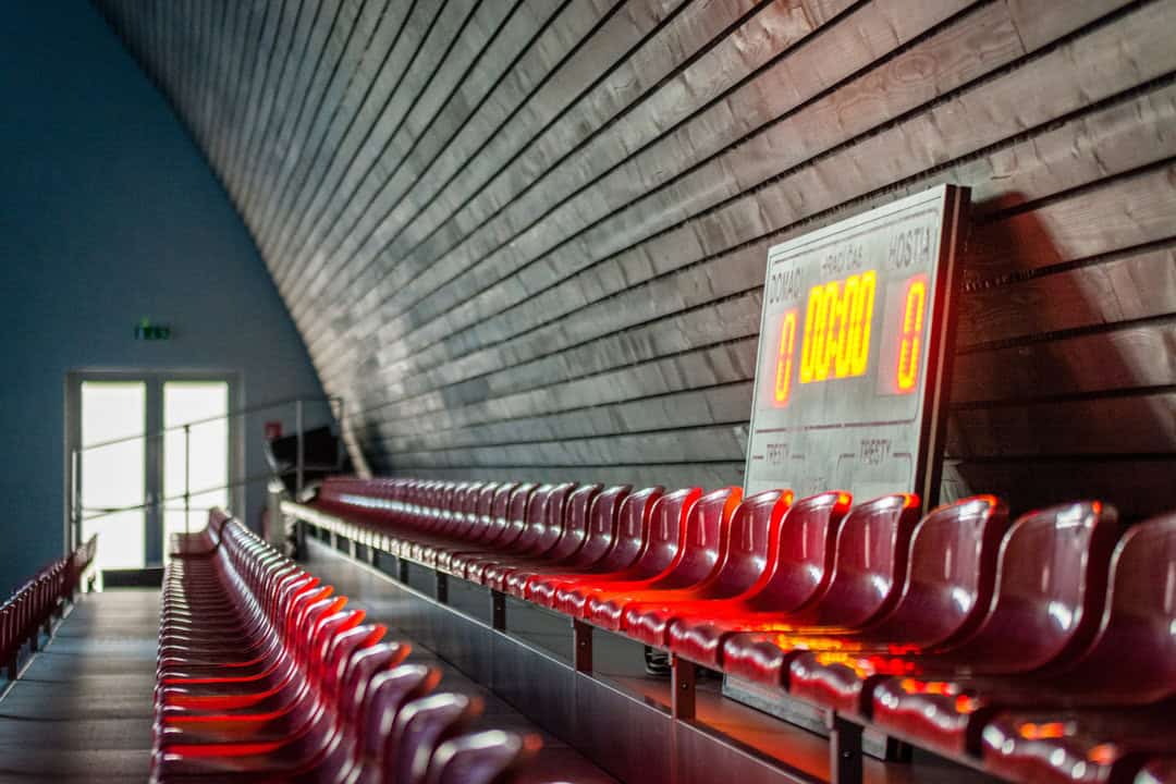 Tribuny se světelnou tabulí uvnitř obloukové montované ocelové haly v Kežmarku postavené systémem HUPRO SYSTEMS SE