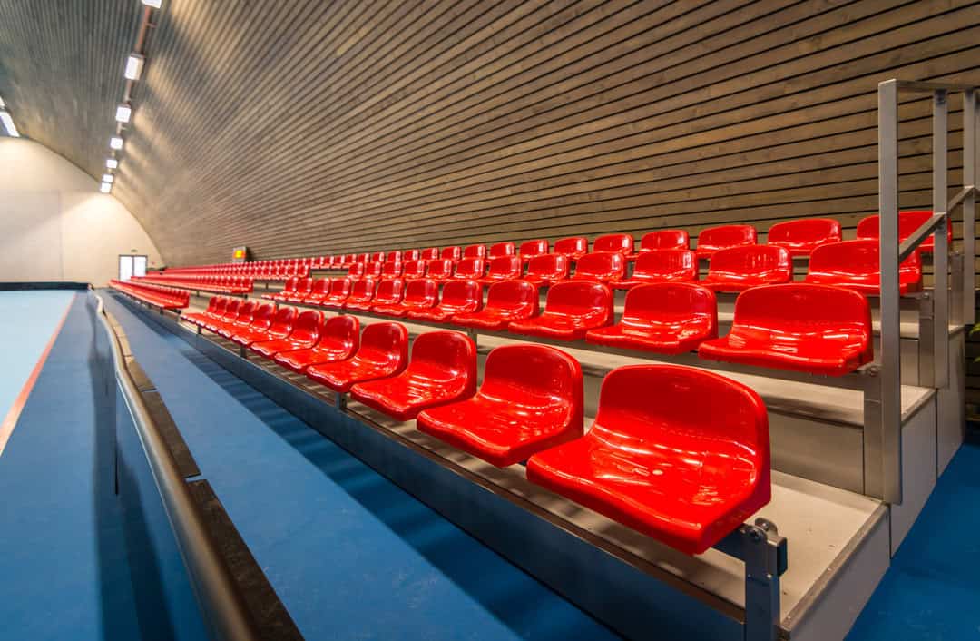 Tribuny se sedadly uvnitř sportovní haly v Kežmarku postavené systémem HUPRO SYSTEMS SE