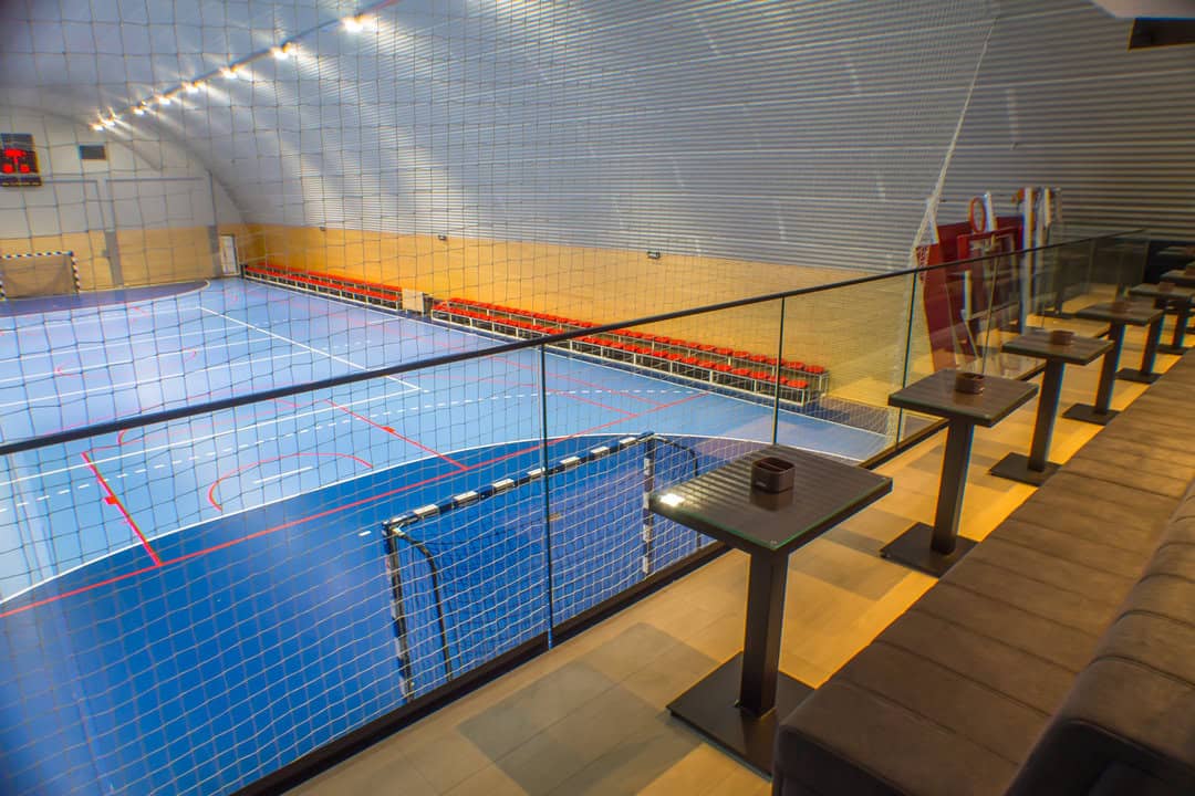Montovaná ocelová oblouková Sportovní hala Kotor – pohled z galerie s posezením na multifunkční hřiště, realizace HUPRO SYSTEMS SE.