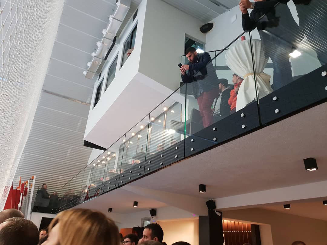 Montovaná ocelová sportovní hala Kotor– moderní prosklená galerie s návštěvníky, realizace HUPRO SYSTEMS SE.