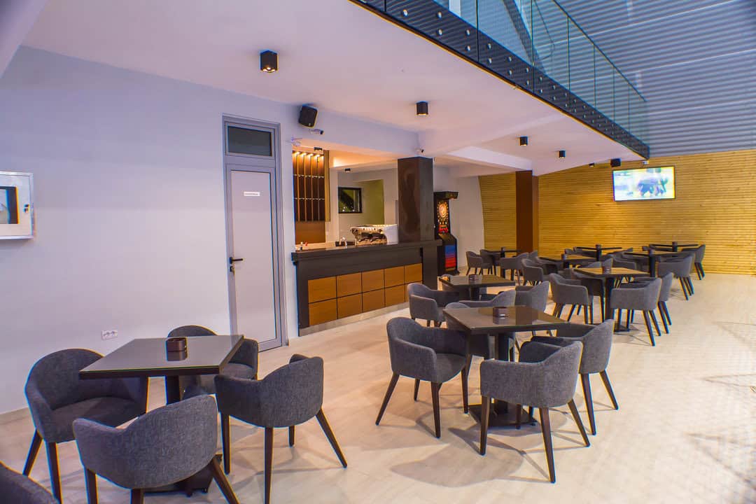 Montovaná ocelová oblouková sportovní hala Kotor – moderní kavárna a odpočinková zóna v přízemí objektu, realizace HUPRO SYSTEMS SE.