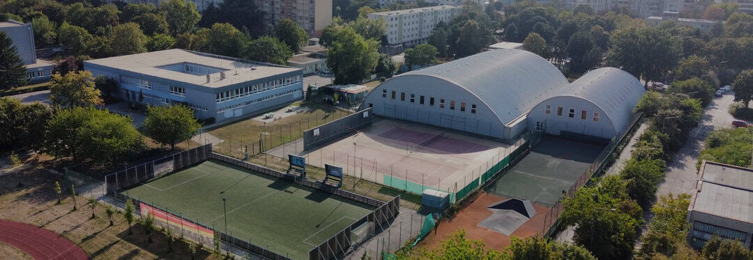 Letecký pohled na dvojici obloukových montovaných ocelových sportovních hal v Bratislava Ružinov, postavených systémem HUPRO SYSTEMS SE.