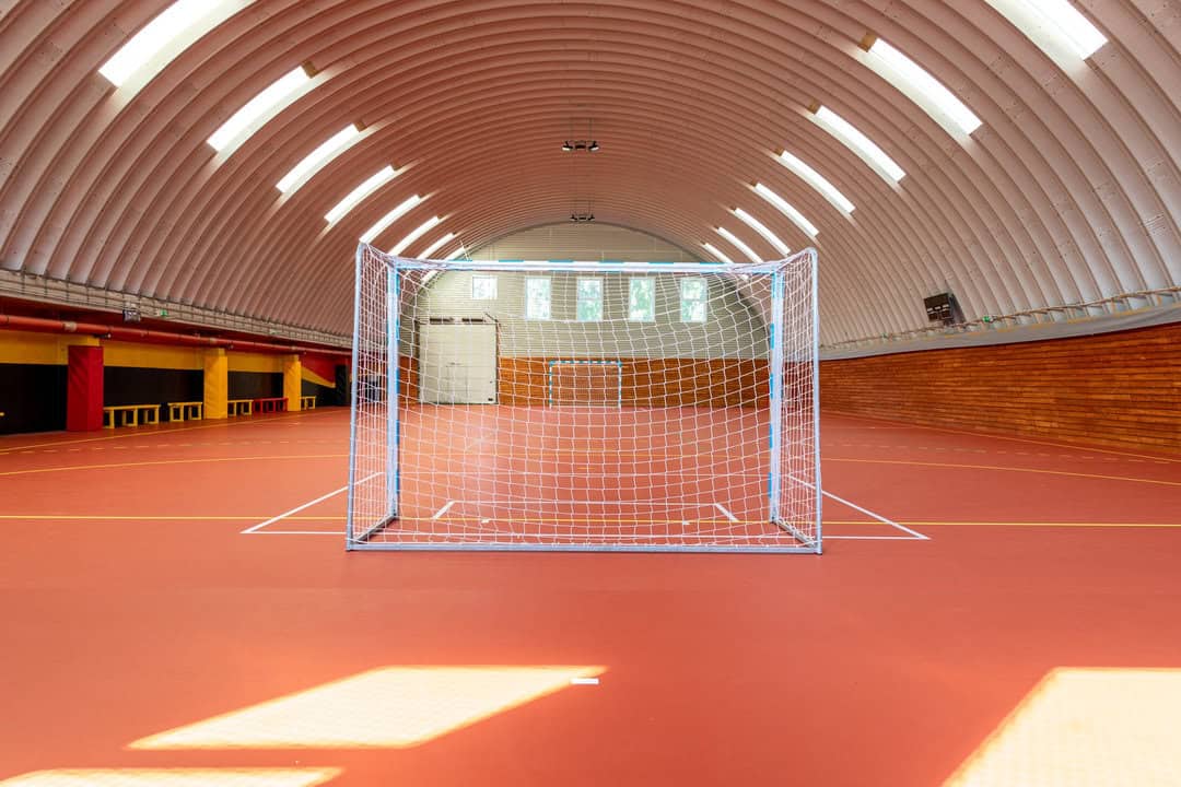 Interiér sportovní haly Bratislava Ružinov s futsalovou brankou, realizace HUPRO SYSTEMS SE