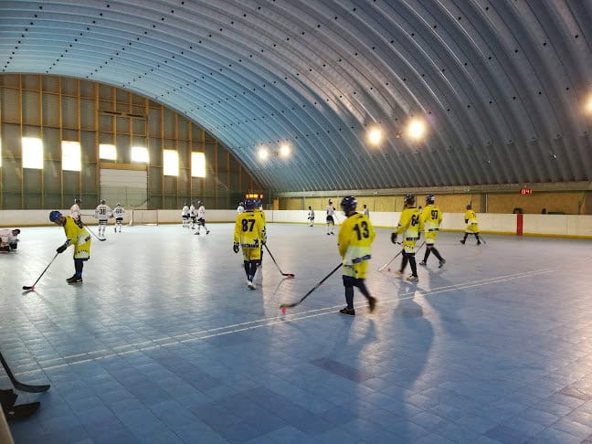 Sportovní hala Bratislava Ružinov s obloukovou ocelovou konstrukcí HUPRO SYSTEMS SE, využívaná pro hokejbal.
