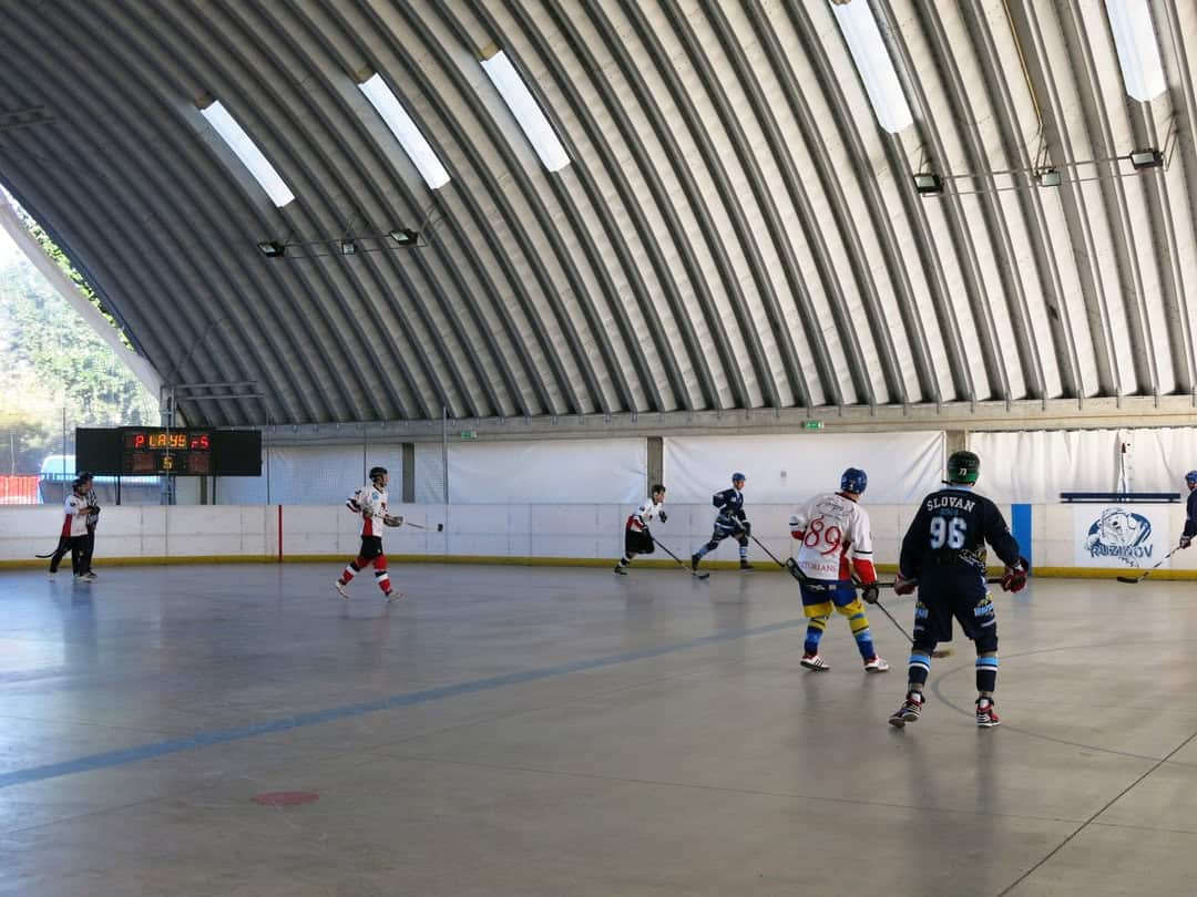 Hokejbalový zápas v obloukové montované ocelové sportovní hale v Bratislava Ružinov postavené systémem HUPRO SYSTEMS SE.