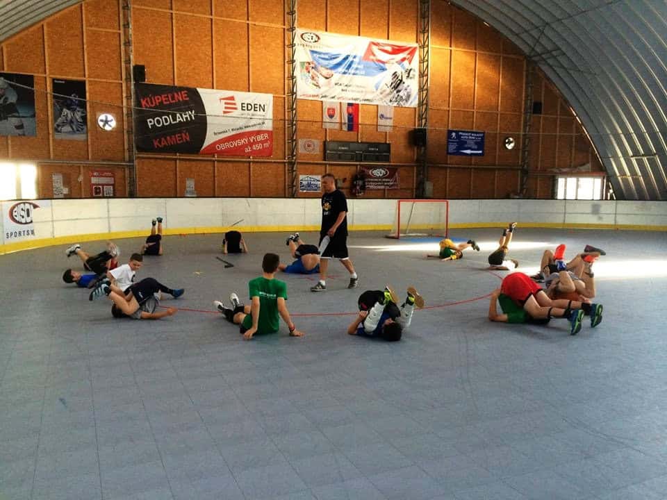 Trénink mladých sportovců v obloukové montované ocelové sportovní hale Bratislava Ružinov postavené systémem HUPRO SYSTEMS SE.