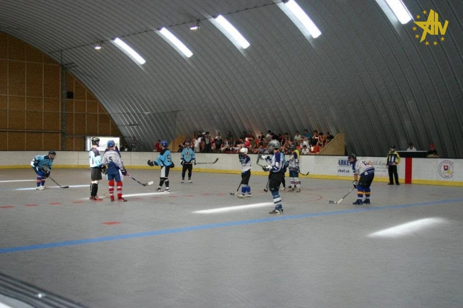 Interiér obloukové montované ocelové sportovní haly v Bratislava Ružinov, kde probíhá hokejbalový zápas, hala je postavená systémem HUPRO SYSTEMS SE.