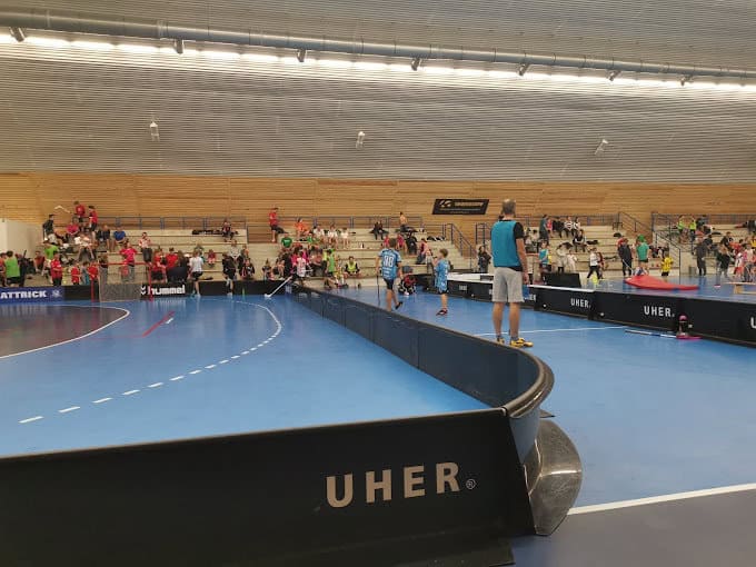 Florbalový turnaj ve víceúčelové sportovní hale Brno Maloměřice s modrým povrchem a tribunou, realizace HUPRO SYSTEMS SE.