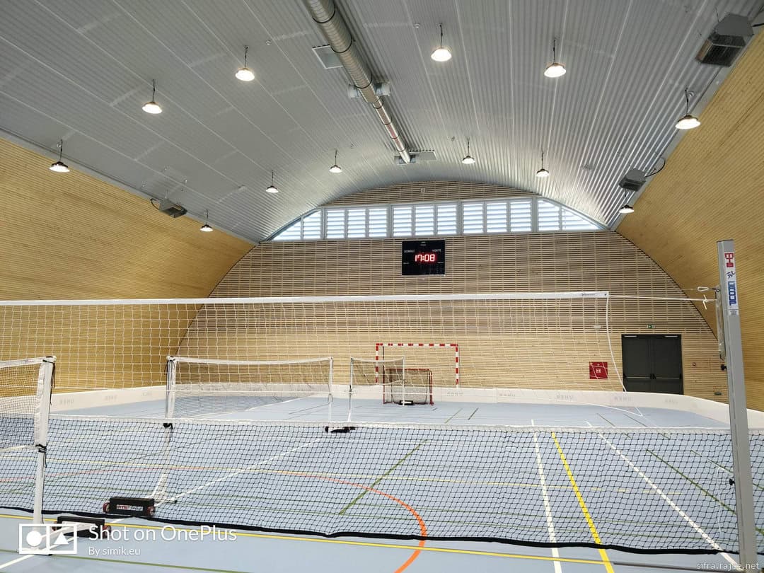 Interiér sportovní haly v Hodonicích s hřištěm pro míčové sporty, dřevěným obkladem a obloukovým stropem, realizace HUPRO SYSTEMS SE.