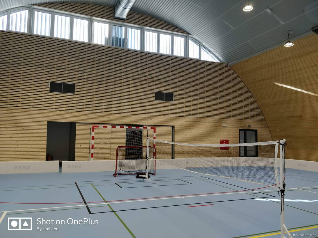 Interiér sportovní haly v Hodonicích s dřevěným obkladem a hřištěm pro různé sporty, realizace HUPRO SYSTEMS SE.