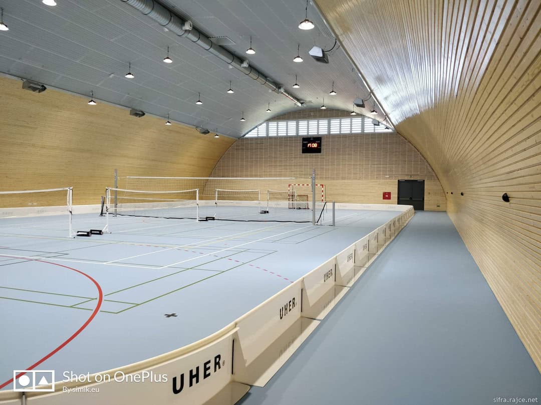 Interiér sportovní haly v Hodonicích s badmintonovými kurty, brankami a dřevěným obložením stěn, realizace HUPRO SYSTEMS SE.