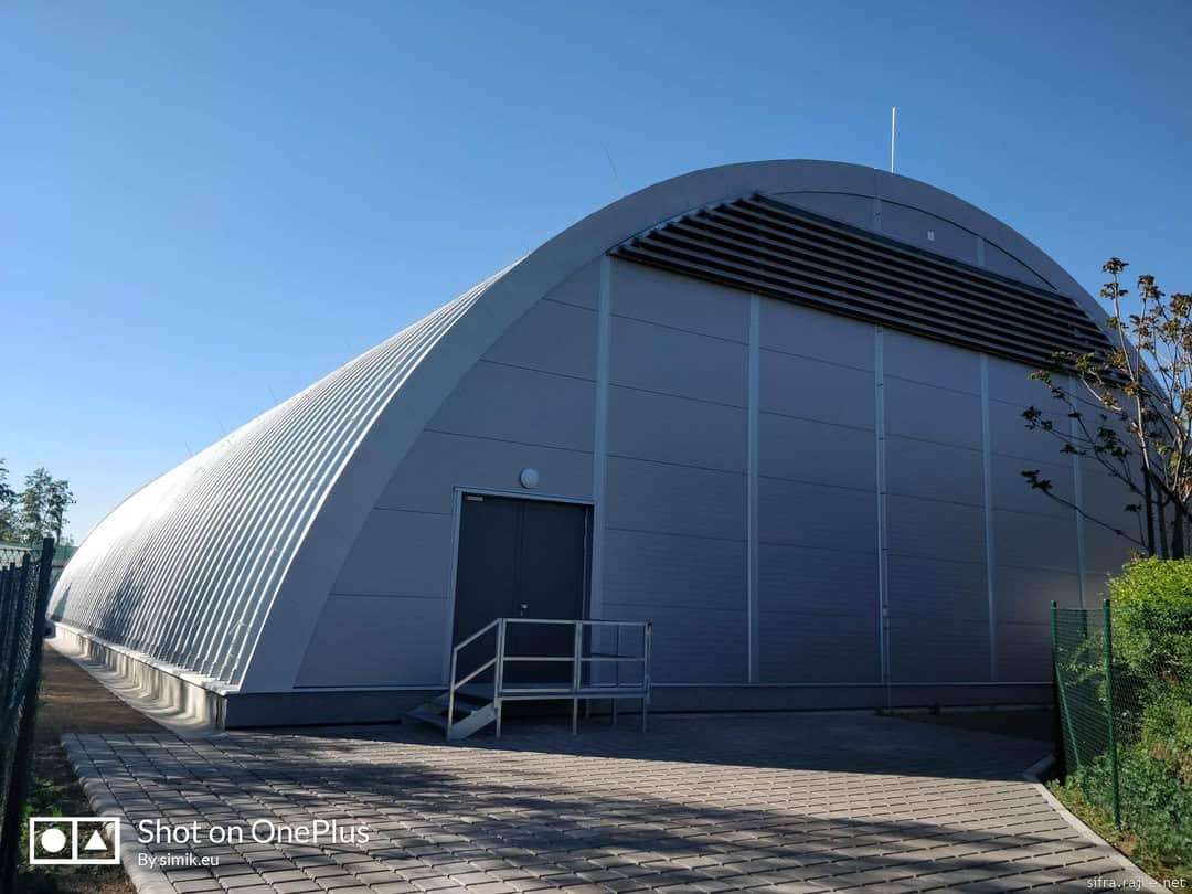 Pohled na obloukovou montovanou sportovní halu v Hodonicích s ocelovým pláštěm, realizace HUPRO SYSTEMS SE.