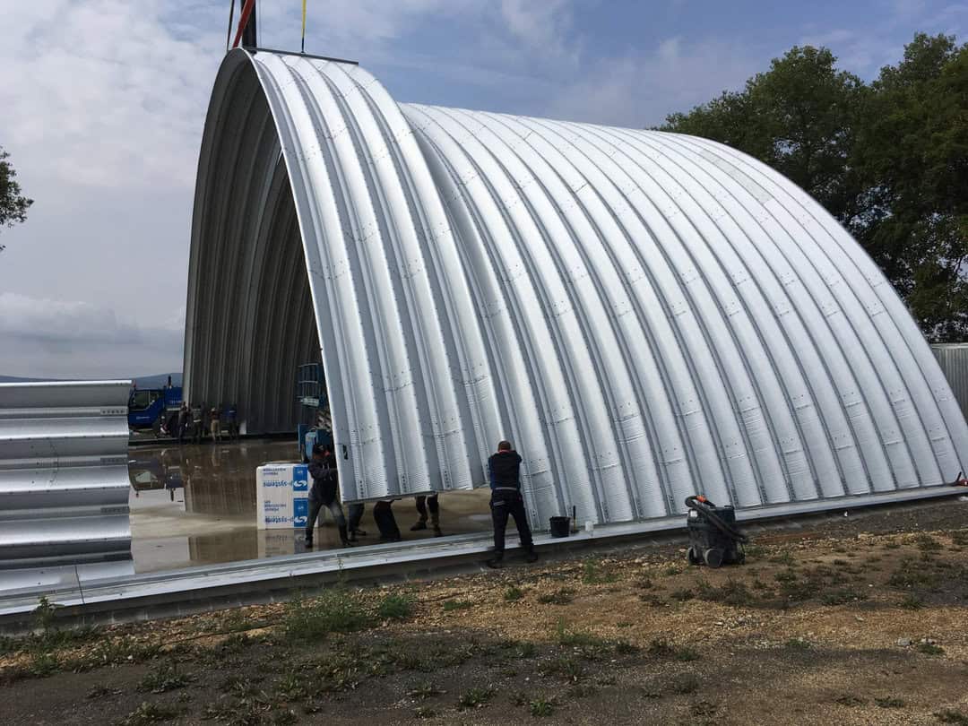 Montáž ocelové obloukové haly v Kynžvartu, montovaná konstrukce s profilovaným plechem, realizovala firma HUPRO SYSTEMS SE.