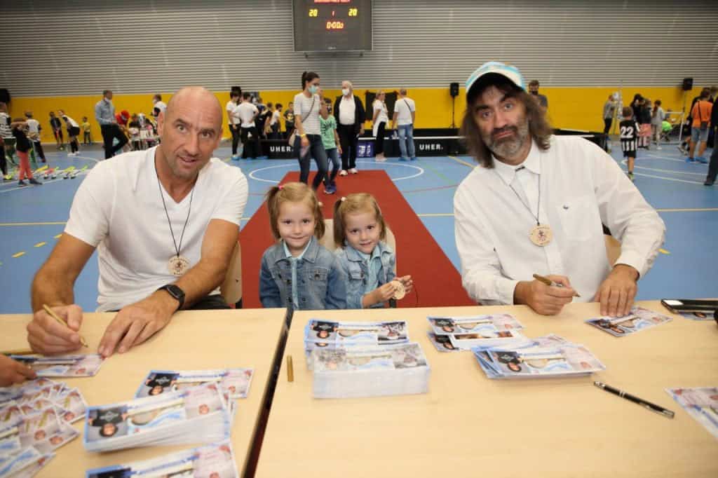 Autogramiáda známých sportovních a kulturních osobností při sportovní akci v moderní obloukové montované ocelové hale Praha Kbely, realizace HUPRO SYSTEMS SE.