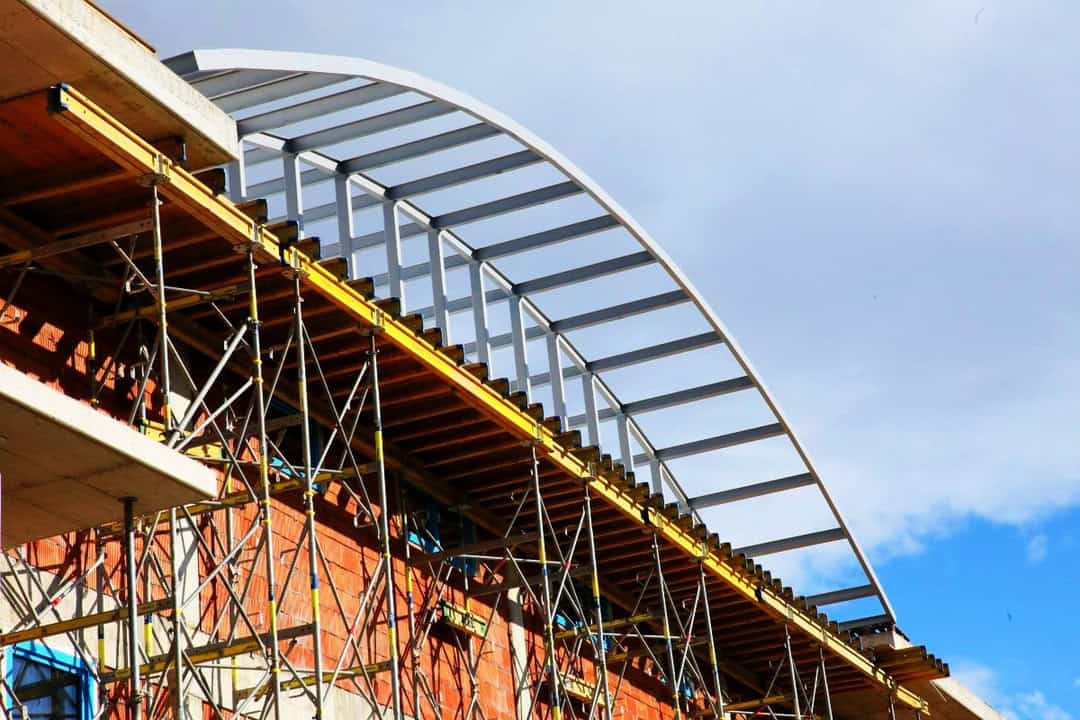 Montáž ocelové obloukové konstrukce sportovní haly Praha Kbely během výstavby, realizace HUPRO SYSTEMS SE