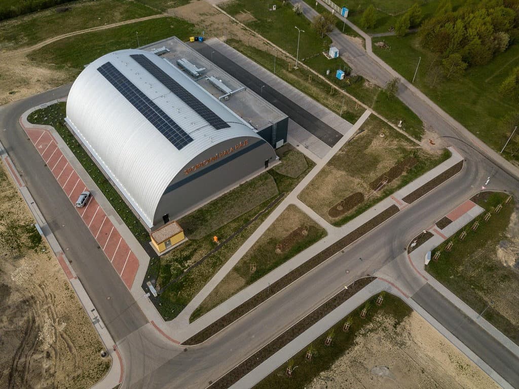 Oblouková sportovní hala Slaný, letecký pohled na dokončený objekt, oceněná jako Stavba roku 2024, realizace HUPRO SYSTEMS SE