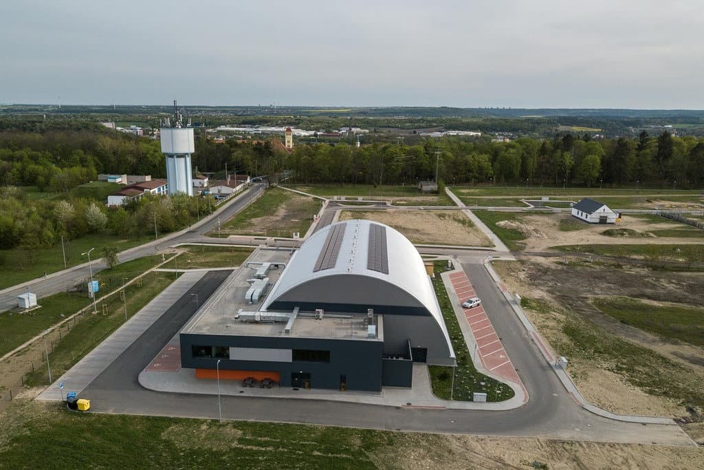 Oblouková sportovní hala Slaný, letecký pohled na areál s přilehlým parkovištěm a zázemím, oceněná jako Stavba roku 2024, realizace HUPRO SYSTEMS SE