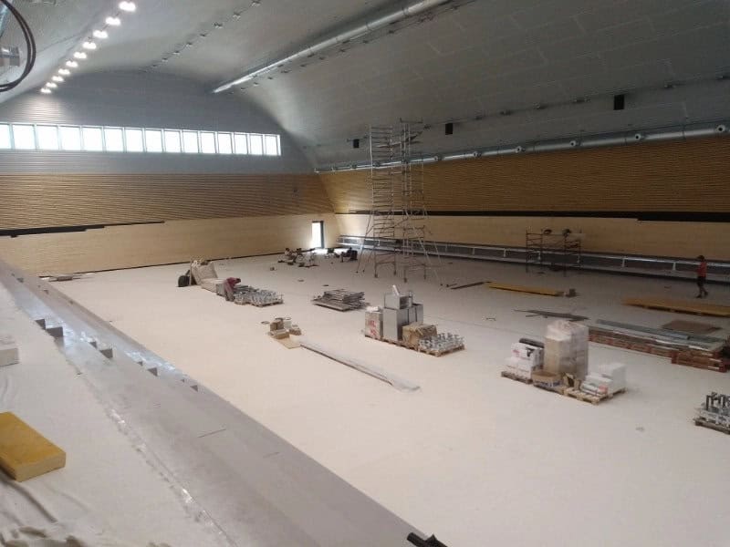 Oblouková sportovní hala Slaný, interiér během dokončovacích prací, oceněná jako Stavba roku 2024, realizace HUPRO SYSTEMS SE