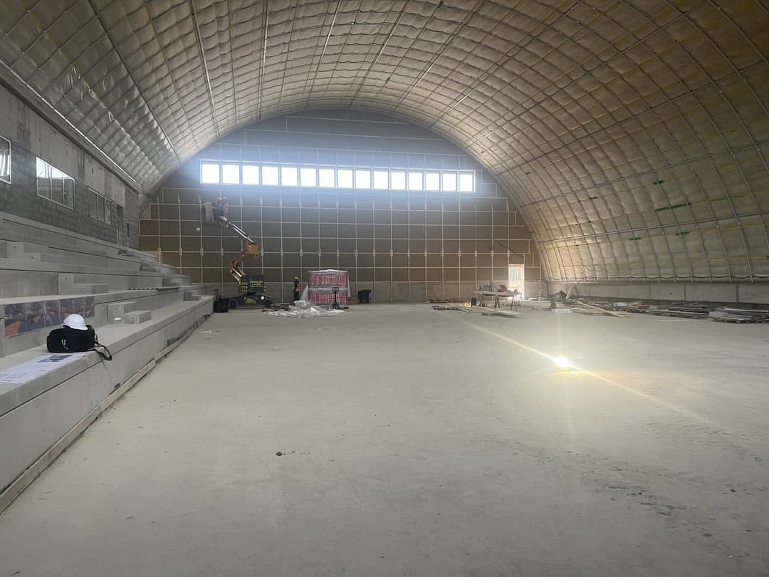 Oblouková sportovní hala Slaný, interiér během realizace konstrukce a montáže tribun, oceněná jako Stavba roku 2024, realizace HUPRO SYSTEMS SE