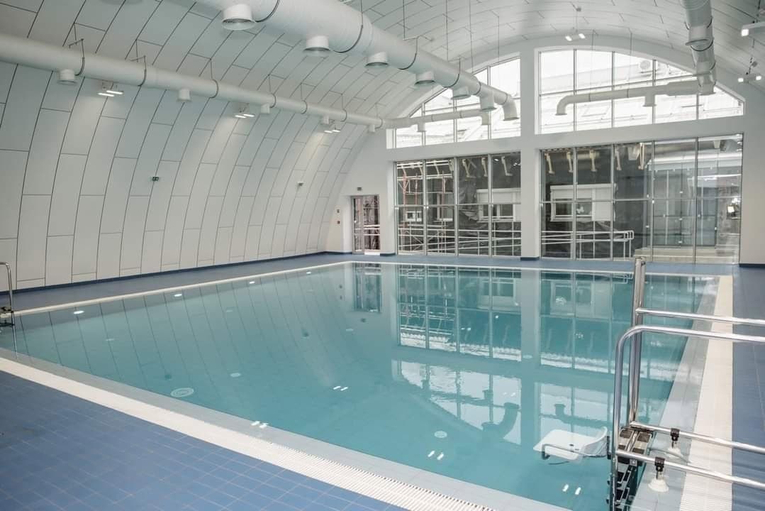 Montovaná ocelová plavecká hala Subotica – interiér menšího krytého bazénu s prosklenou stěnou a moderními ventilačními rozvody, realizace HUPRO SYSTEMS SE.