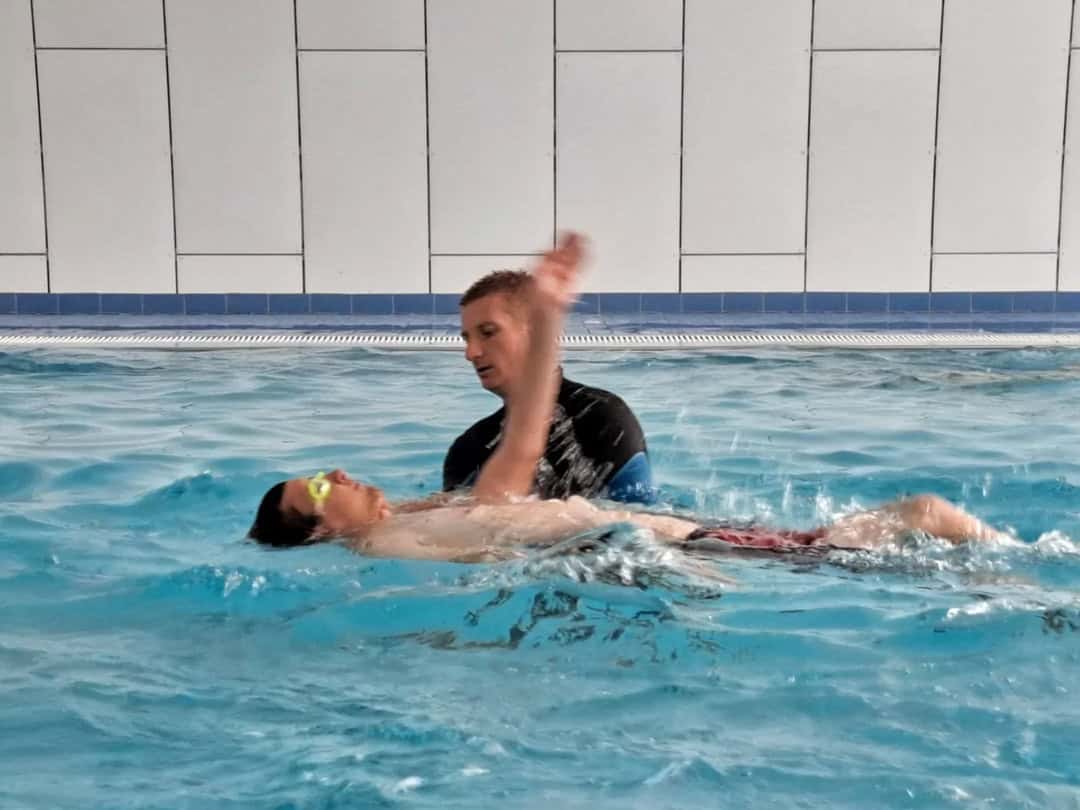 Moderní plavecká hala Subotica, výuka plavání s instruktorem v krytém bazénu s čistou vodou a moderním obkladem, realizace HUPRO SYSTEMS SE.